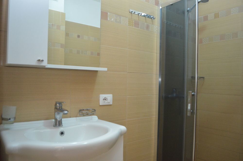 Royal Park Hotel Qerret Екстериор снимка